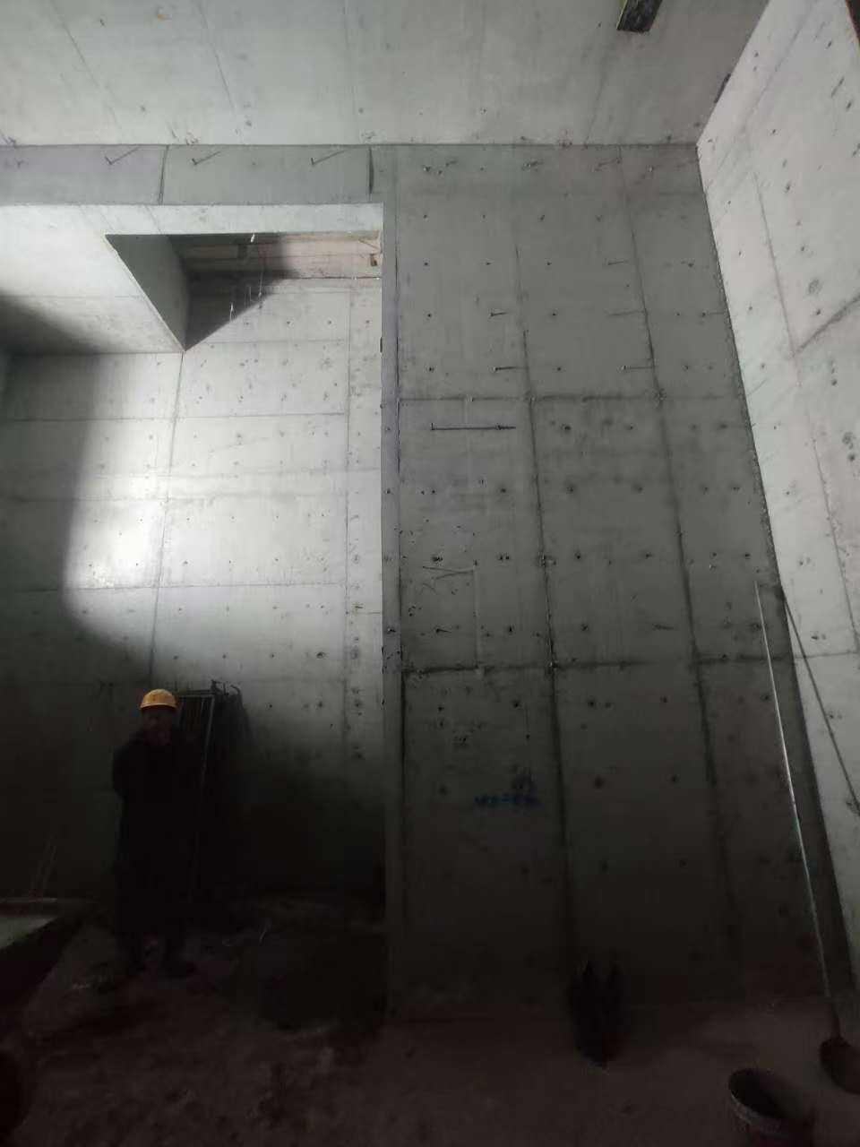 成安墙上开槽钢筋断了有影响吗